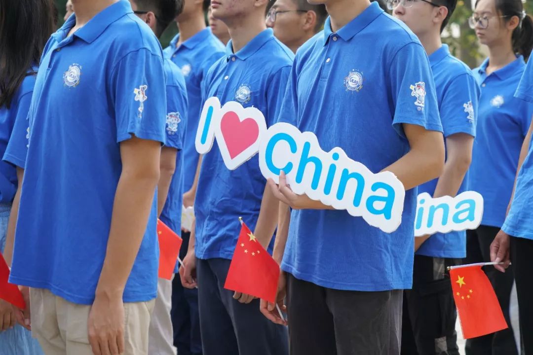 升国旗,唱国歌后,大工学生通过翻板的形式拼成五星红旗,用青春告白