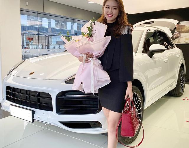 美女花126万买保时捷卡宴,千叮万嘱要国庆节提,车美人美心更美