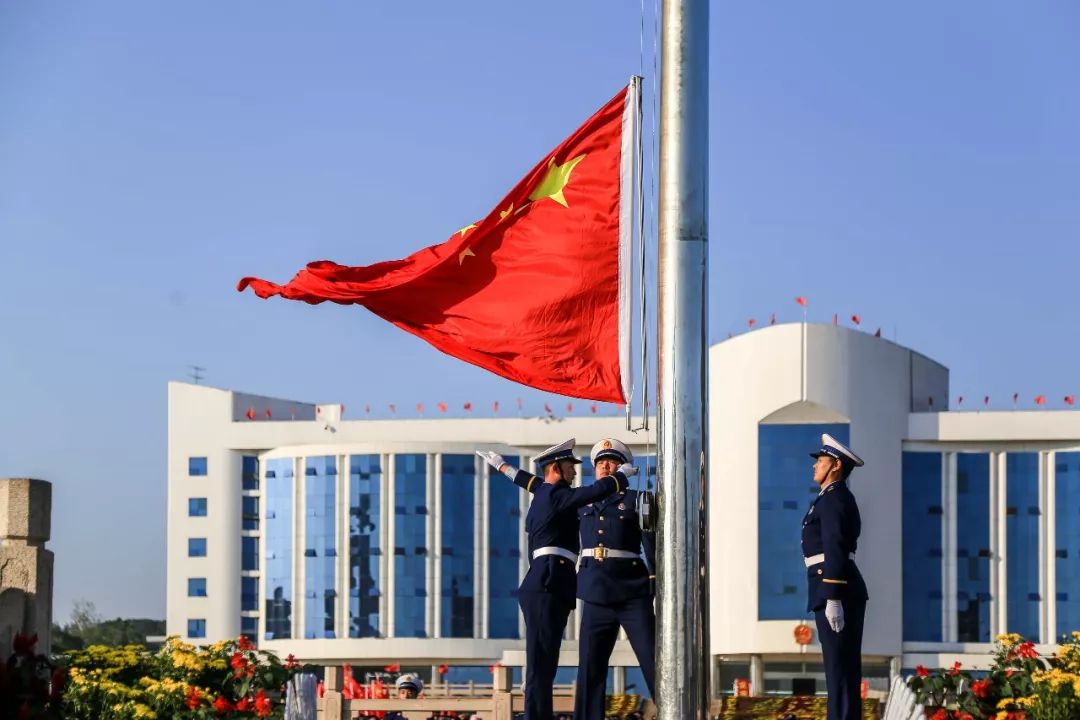 10月1日,岚山区隆重举行庆祝中华人民共和国成立70周年升国旗仪式,区