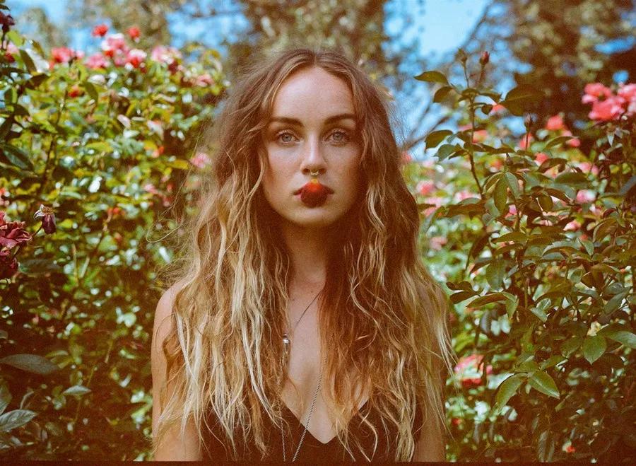 黑胶图书馆zella姐放话要回来了曾经的神专缔造者还能给我们惊喜吗