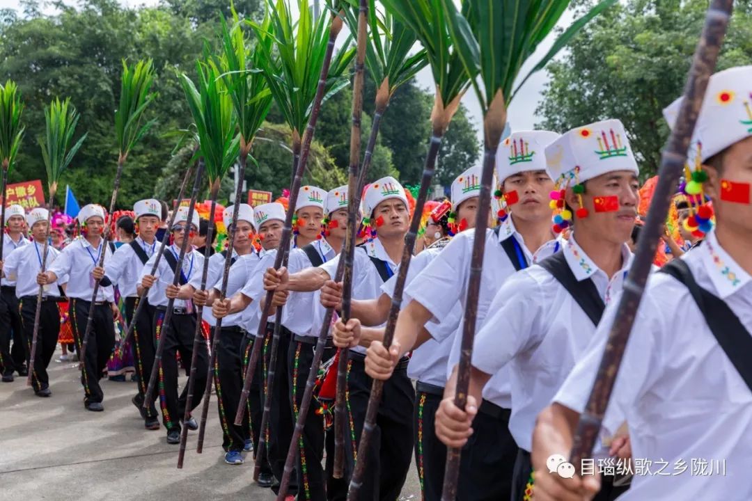 "目瑙"是景颇语,"纵歌"是载瓦语,目瑙纵歌意为"大家一起来跳舞",因其