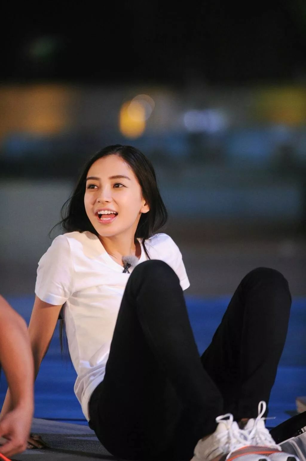 原创baby杨颖背帆布袋买菜引人围观路人镜头下小脸精致身材超正