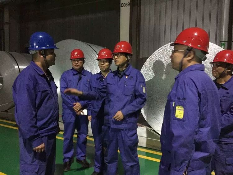 酒钢集团公司副总经理程子建带队对酒钢天成彩铝公司进行国庆节日期间