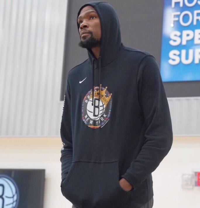 与篮网同在!杜兰特亲临球队训练营 眼神流露出渴望 身穿衣服亮了