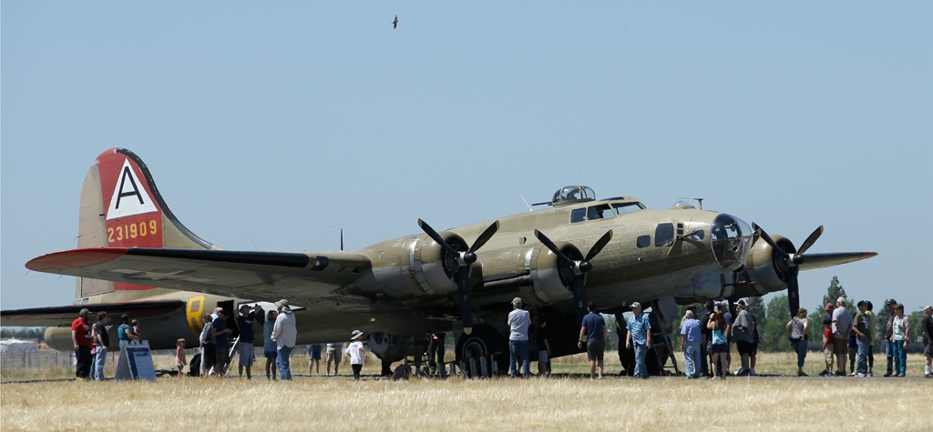 美国一架老式b-17轰炸机在康涅狄格州坠毁