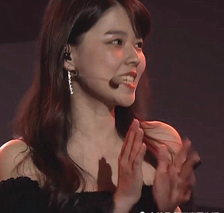 原创网络主播沫子路跑照,素颜出镜皮肤成亮点,眼睛里有星星