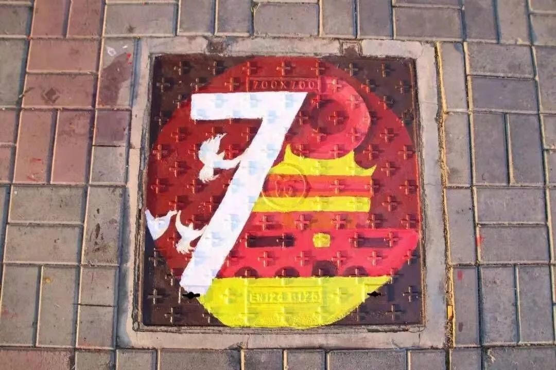 红色的井盖闪耀在同大装点了我们的校园闪耀的不只是色彩更是同大学子