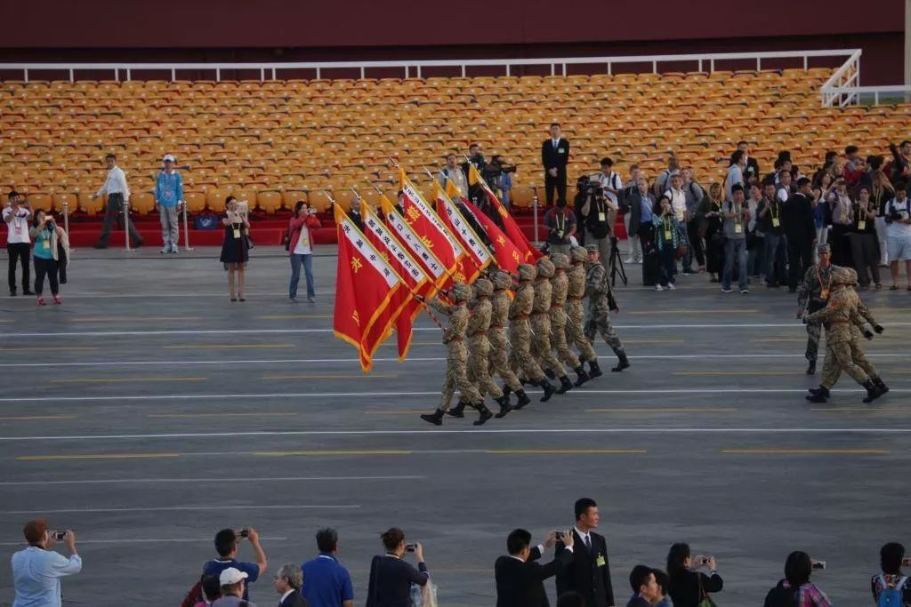 经典开场环节就是仪仗队举国旗和胜利旗进场