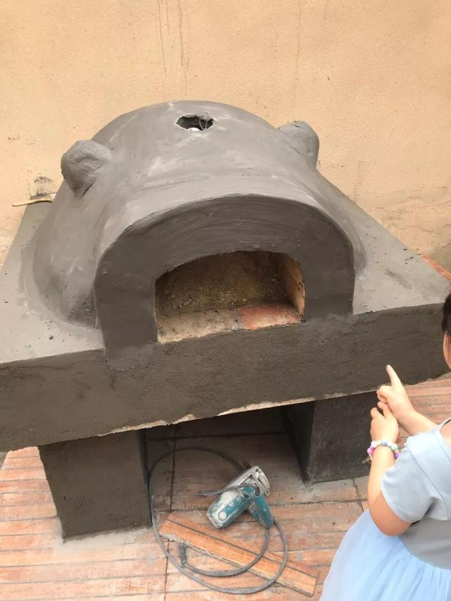 浙江一姑娘在自家院子里砌了个烤窑结果太羡慕了