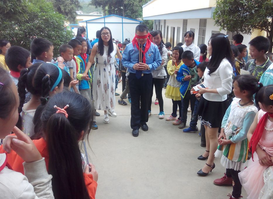 当了解到新河村仅有的一所希望小学因师资不足,一直没有开设外语课时.