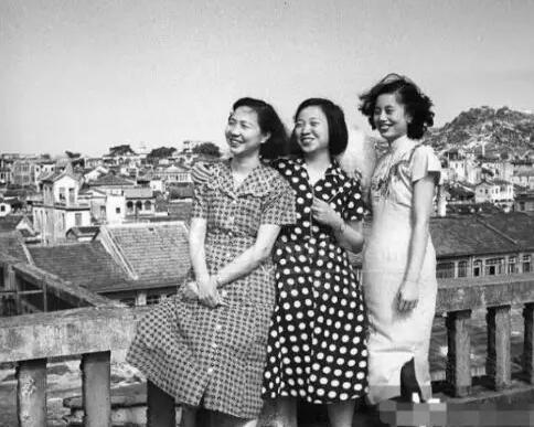 建国之后到50年代末,他的父辈为了省钱安顿家人的温饱,一家人的穿衣