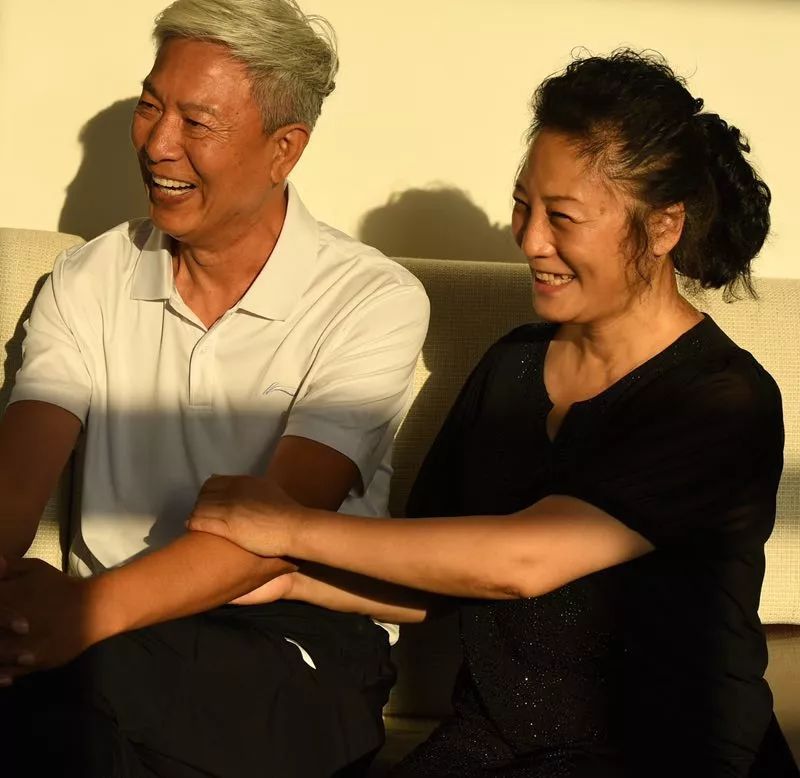 一吻而红的银发夫妻背后故事好甜啊