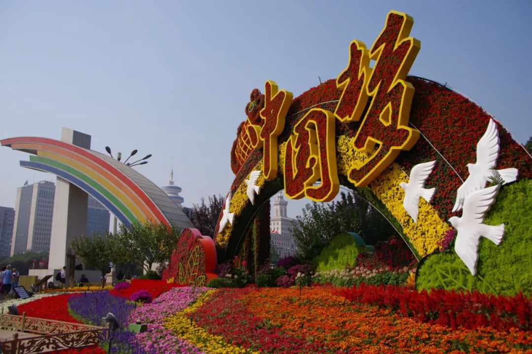 还有长安街沿线的12处立体花坛 长安街花坛引市民拍照合影(图片