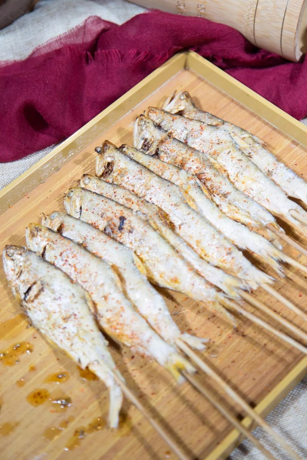 烤马口鱼对火候的把控要求严格,如果没有多年烤串经验,就会容易烤散.