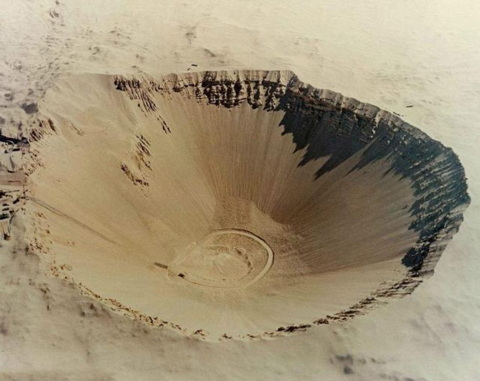 竖井核试验后留下的"弹坑".