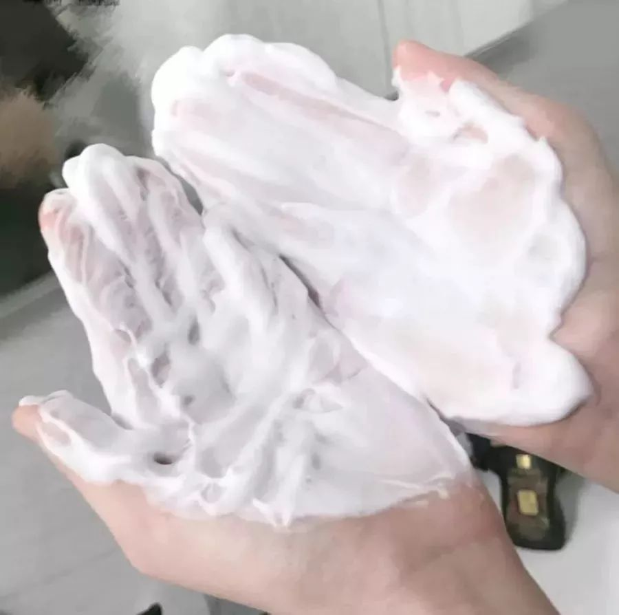 只需要黄豆粒大小的洗面奶可以揉出这么多泡沫!