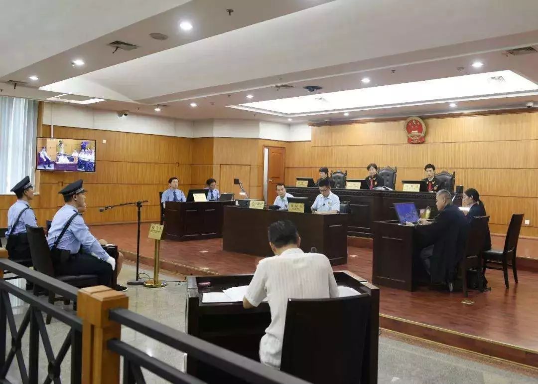原桂林市公安局象山分局某派出所所长,因徇私枉法罪,受贿罪被判处有期