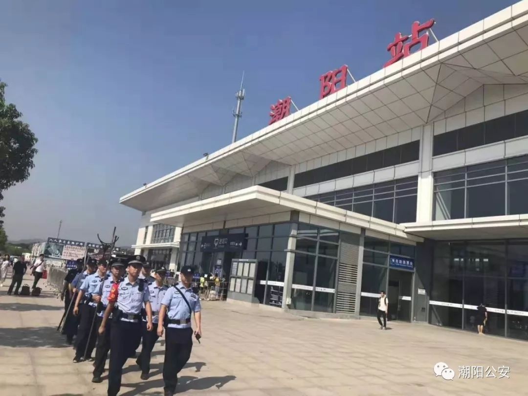 谷饶高铁站警察加强巡逻