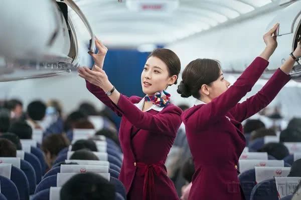 中国机长中的五位空姐中戏北电毕业的各有两位而她非科班出身