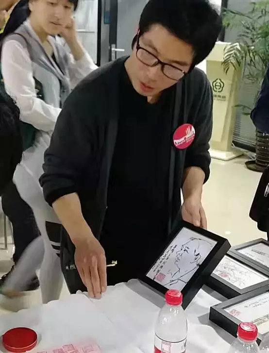 艺术者金伯文不要低头看手机看看地铁里的灵魂画师