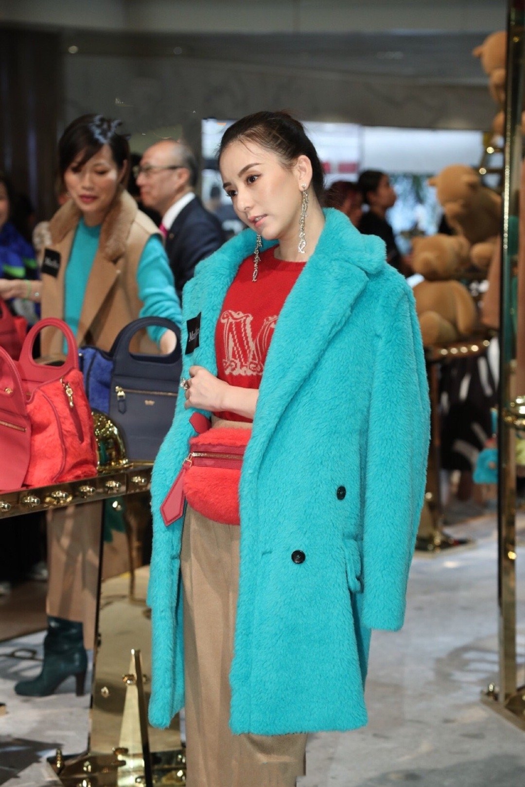 原创天王嫂方媛好拼一身土味红蓝配貂皮穿成地摊货一米三身材抢镜