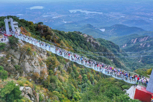 中國紅成最亮麗風景沂蒙山龜蒙景區迎來客流高峰