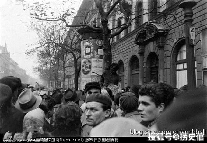 老照片记录,1956年匈牙利的反苏动乱,后被苏军镇压二万人丧生