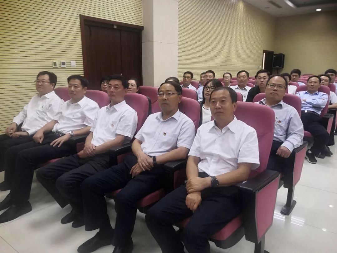 沂南县各级党员干部职工观看国庆阅兵仪式