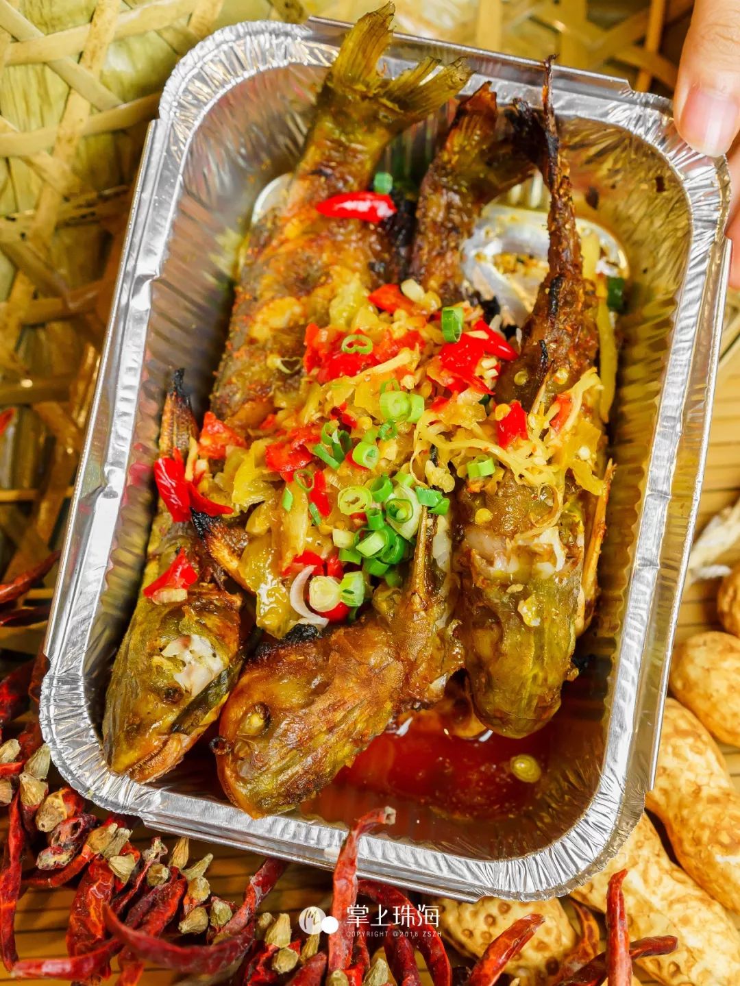 锡纸烤制的黄骨鱼保留了鱼肉细嫩口感和本味的清甜,焦香的鱼皮咸鲜适