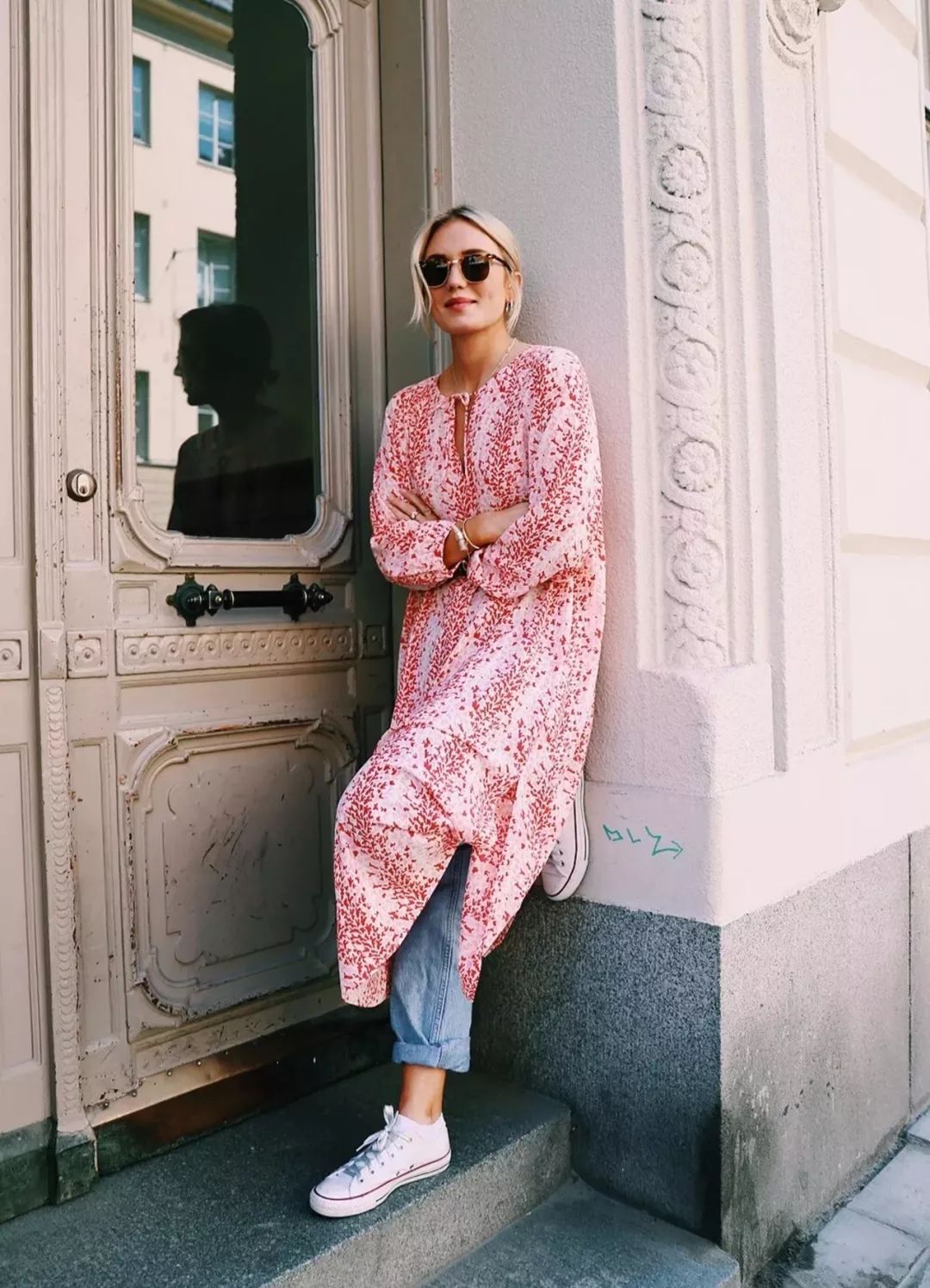 睡衣风的印花长裙更显慵懒气质,搭配平底鞋,淑女气质立马显现.