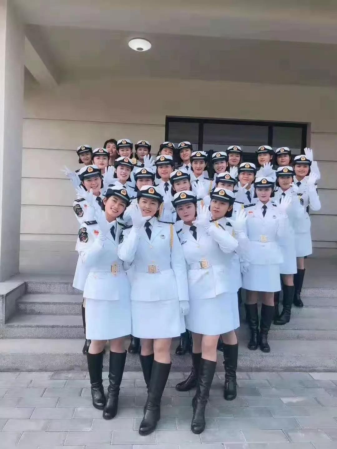 女兵方队排头美女图片