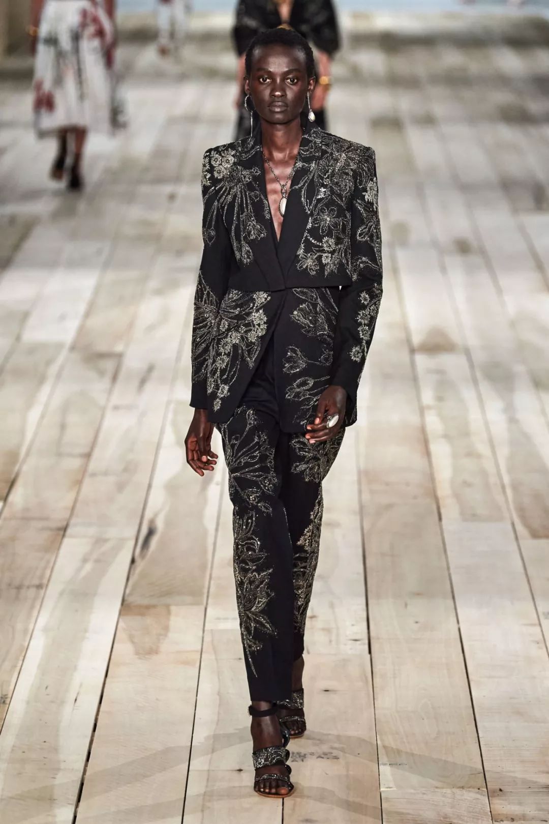 我最爱的设计师没有之一alexandermcqueen麦昆2020春夏系列服装设计师