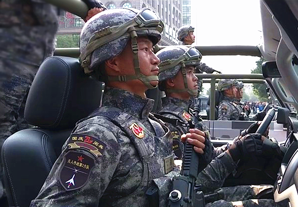 军事丨此次国庆展出的单兵新型头盔,在特战方队还配了夜视仪