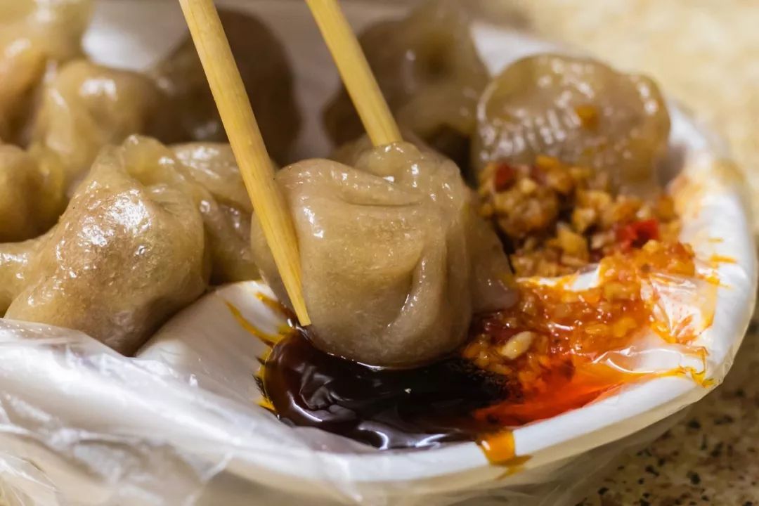 这个三角形小点心就是菜粿本粿了,菜粿的外皮使用粘米粉做成,跟小米比