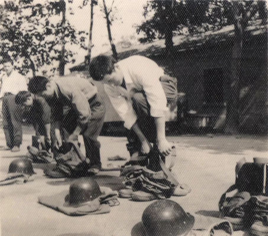 20世纪80年代20世纪90年代消防员着老式防护装备参加灭火救援演练岁月