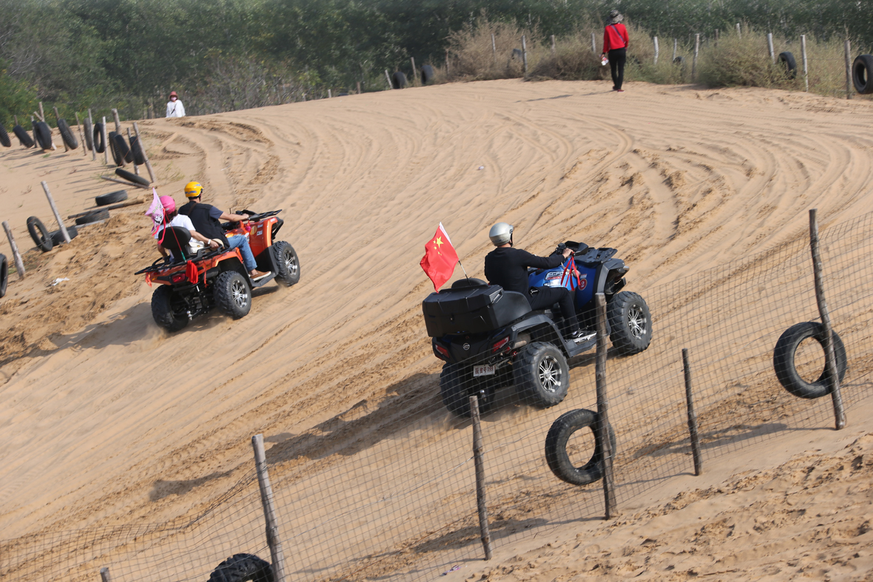 国庆第二天大荔苏村金沙岛旅游景区人山人海车水马龙促进了一二三产业