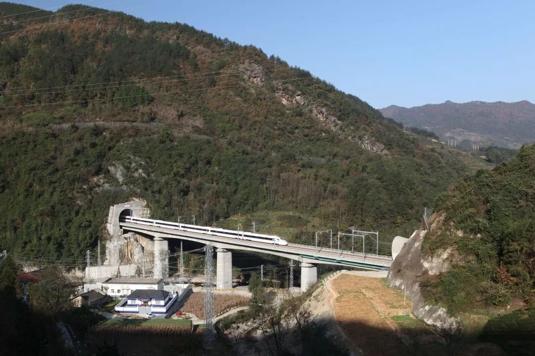 西成客专秦岭隧道群:西安至成都客运专线是穿越秦岭的第一条高速铁路