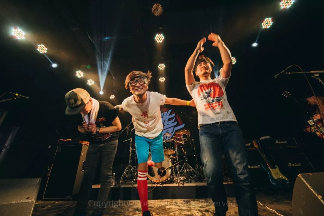 他们坦然地说反光镜在路上带着这些光环的反光镜乐队一晃一起走过二十