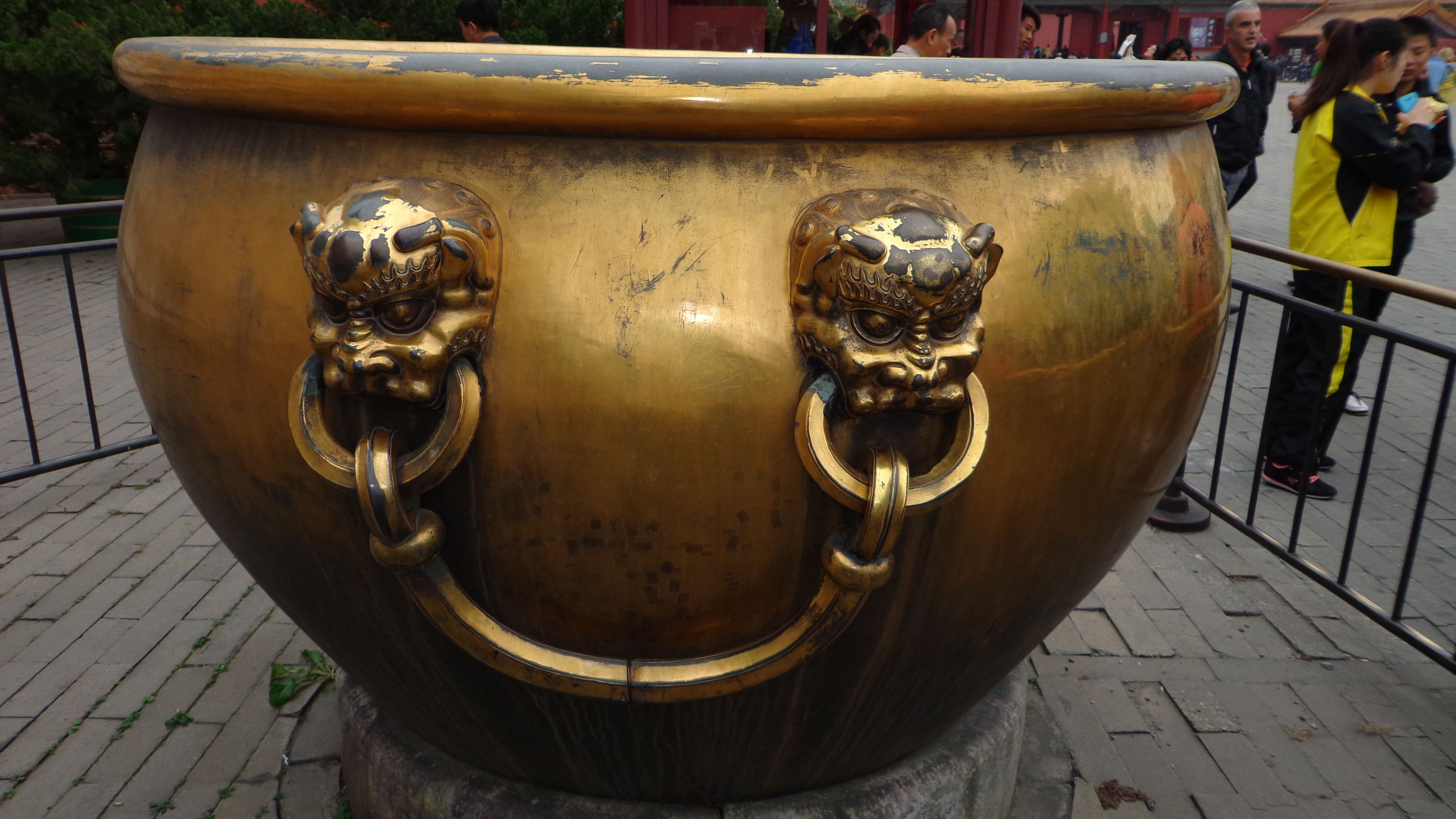 紫禁城的308口大水缸除了它固有的消防功能外,更为故宫平添了无尽的美