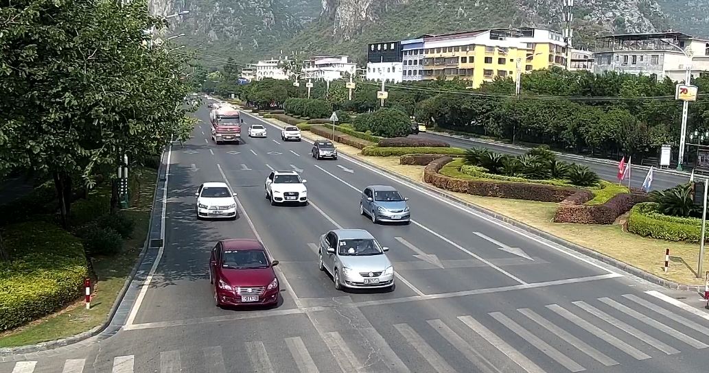 桂林市区核心区域路段县区景区路段的人车流集中交警给出这些建议
