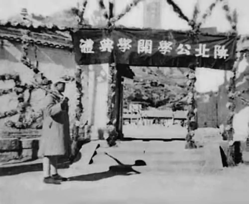 中国人民大学,来了!_校徽