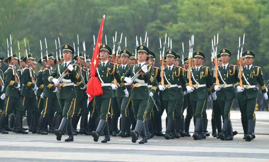国旗下的护旗礼兵.向国旗行注目礼.礼兵行持枪礼.