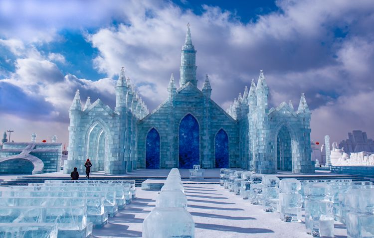 《冰晶城堡》黑龙江公司 刘滨秋 摄拍摄地:哈尔滨《初春的第一场雪》