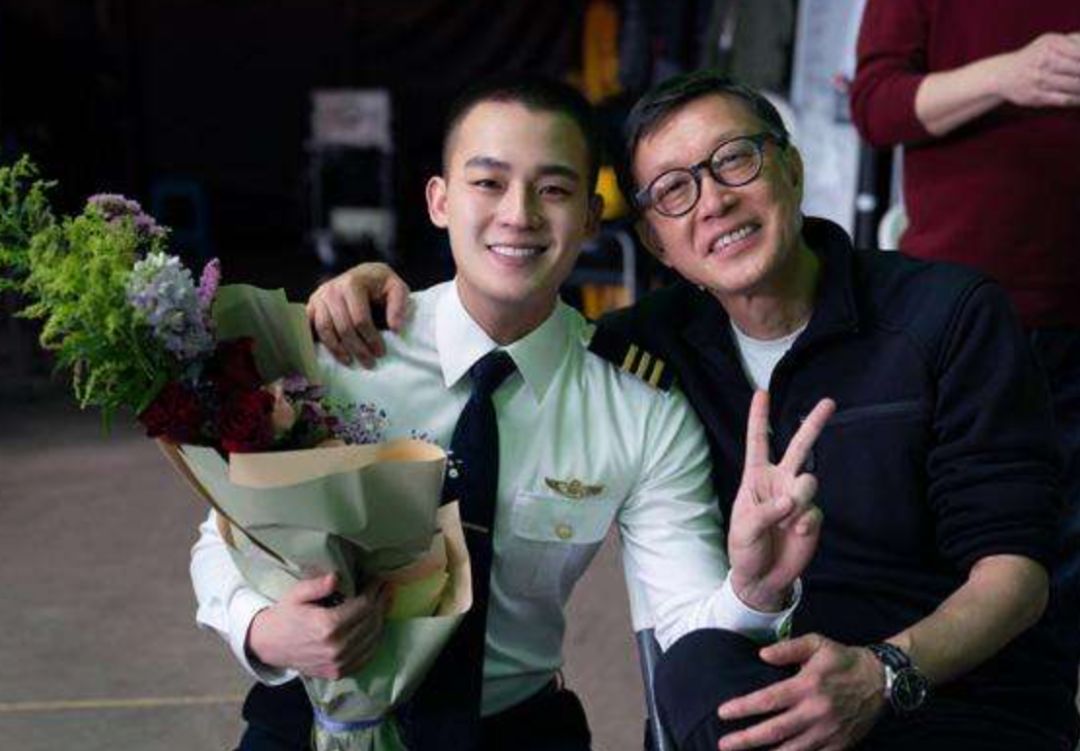 (跟刘伟强导演合影)刘伟强导演不止一次夸过欧豪,甚至说欧豪就像自己