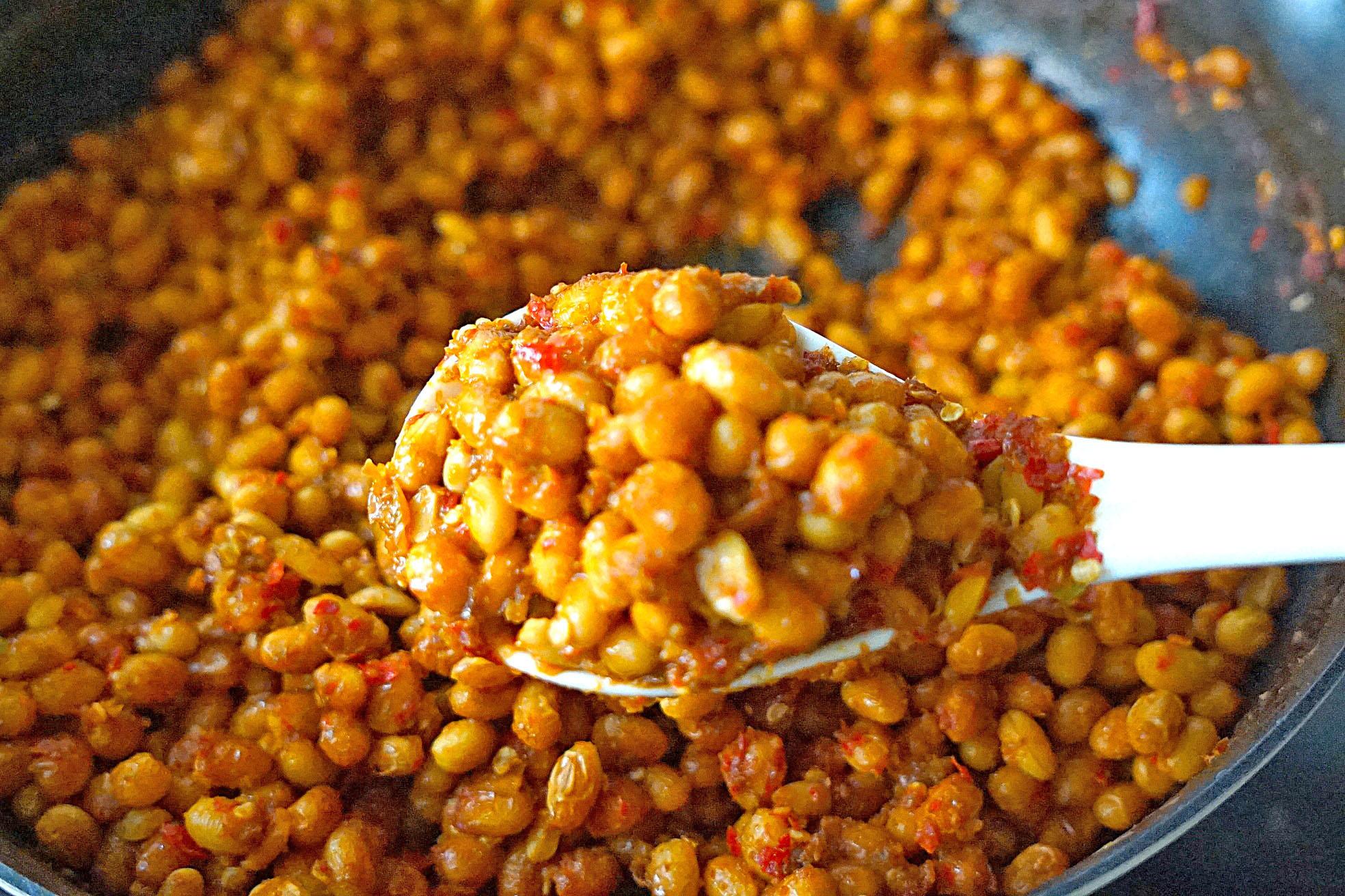 6,黄豆越炒越干,不停地翻炒,一直炒到没有一点汤水的状态,此时黄豆熟