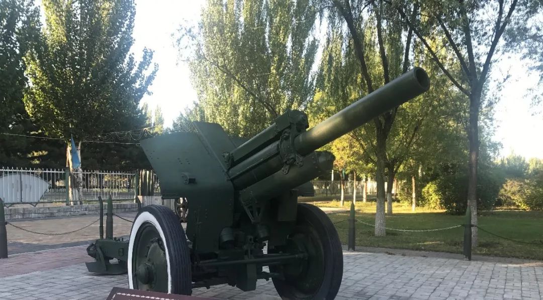 1956年阅兵85毫米加农炮1953年,苏联援建项目坦克制造厂和大中口径高