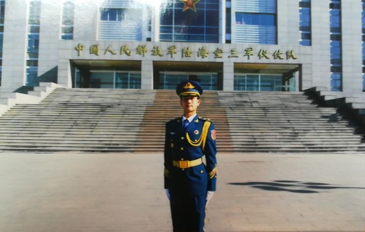 当阅兵式上三军仪仗队标兵开始亮相时,不少德州市民的朋友圈里,一条