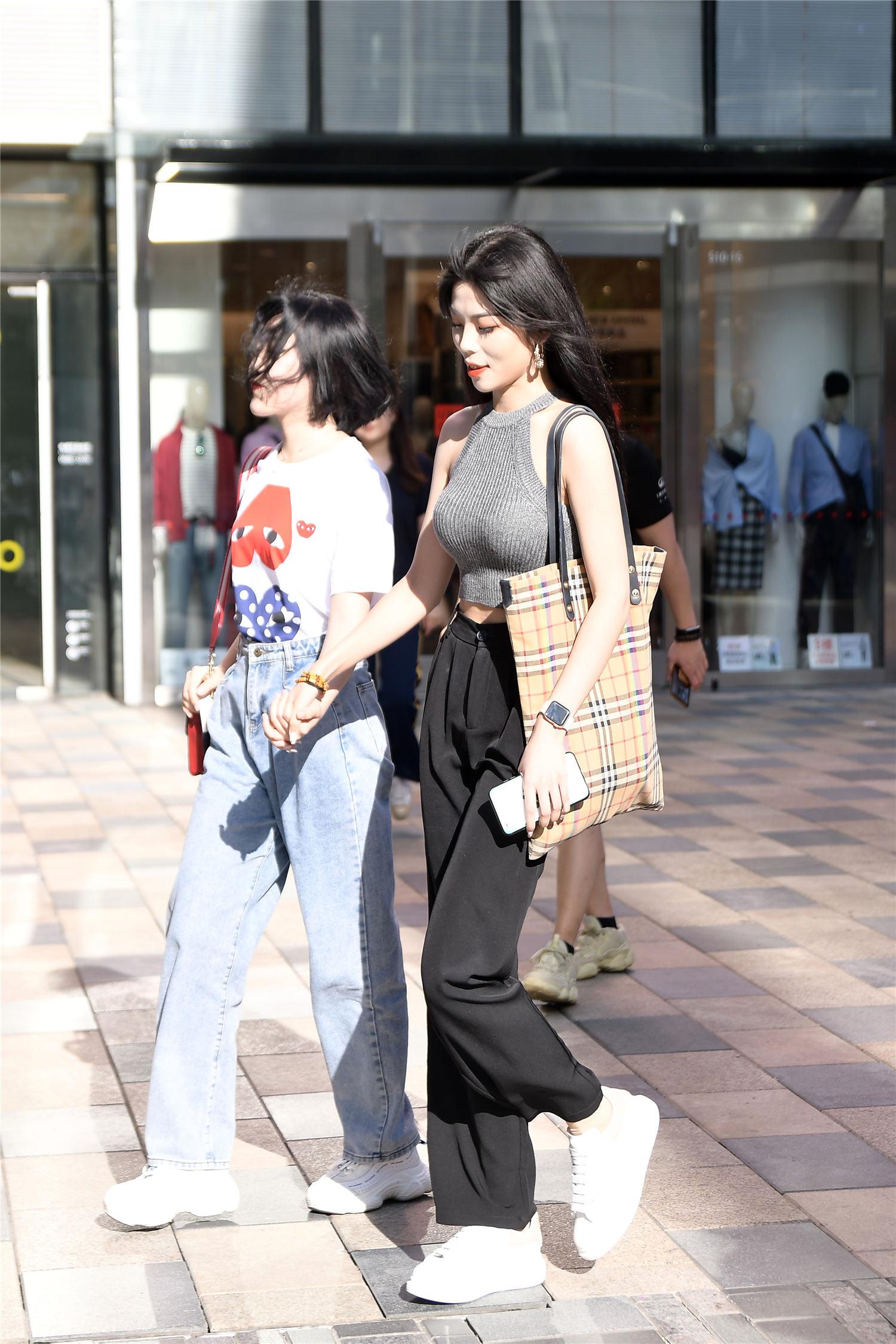 和闺蜜逛街她搭配得特别好看你会羡慕还是心里有些酸楚