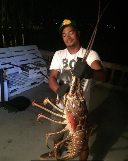 百慕大渔民捕获巨型龙虾王,上岸后引居民围观 纷纷劝他放生