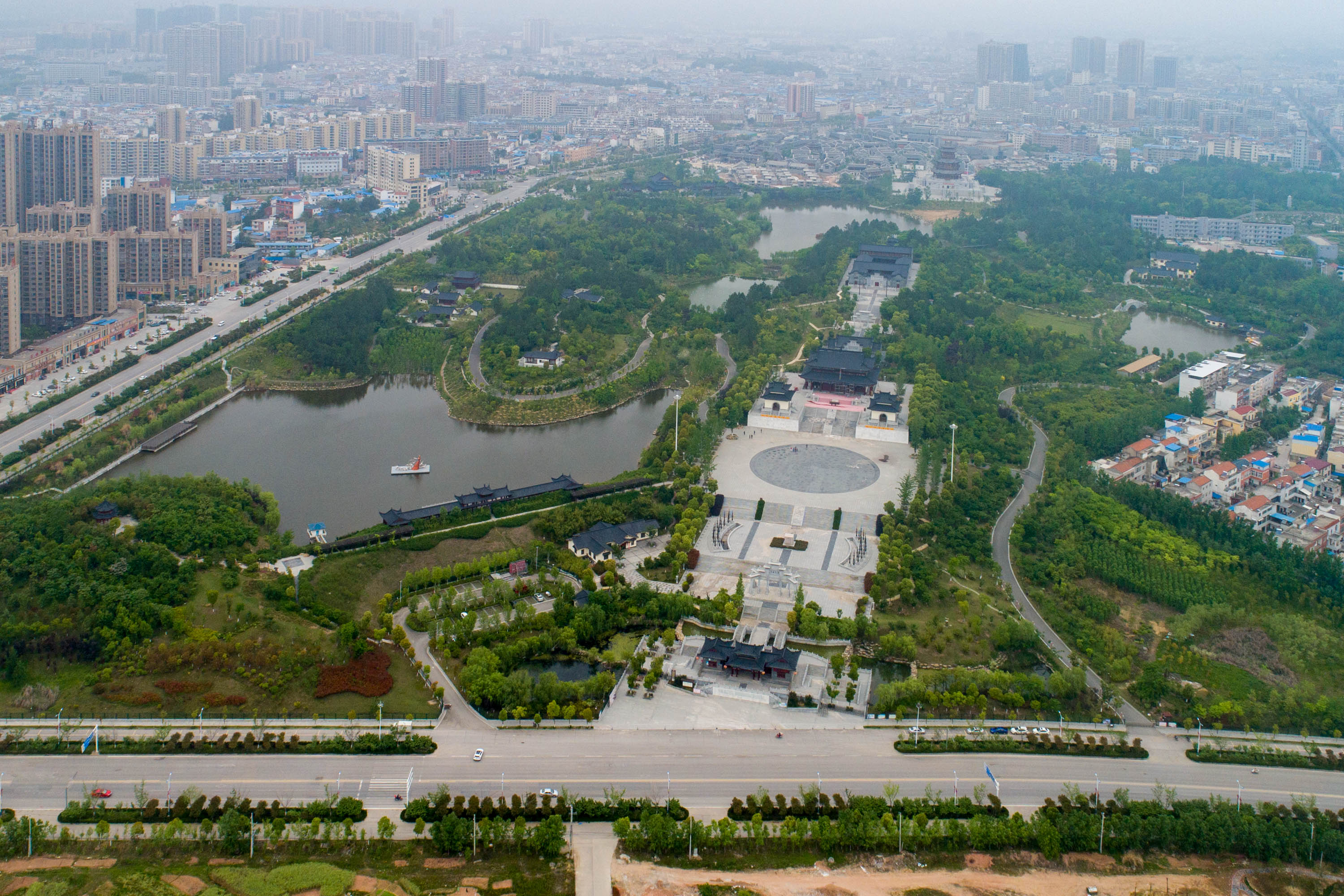 湖北省黄冈麻城市内的有个叫孝感乡文化公园的园林,它占地面积1246亩